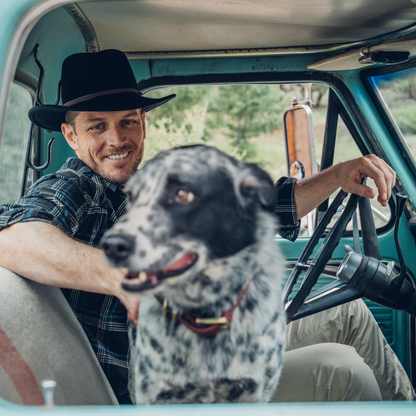 Man wearing the Stetson Bozeman black wool hat outdoors